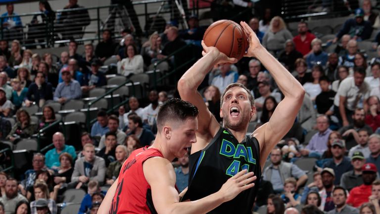 Dirk Nowitzki (r.) erzielte gegen Portland sieben Punkte und holte fünf Rebounds.