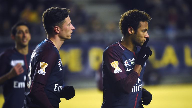 Superstar Neymar trifft per Elfmeter zum 1:0 für Paris.
