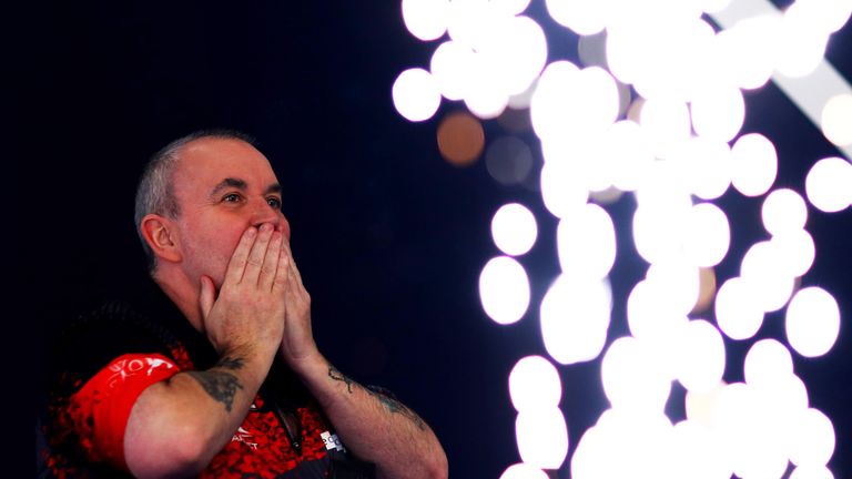 Phil Taylor nimmt nach dem verlorenen Finale gegen Rob Cross Abschied von der PDC-Tour.