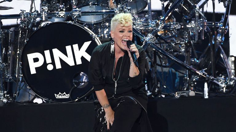 Superstar Pink singt beim Super Bowl in Minneapolis die US-Nationalhymne. 
