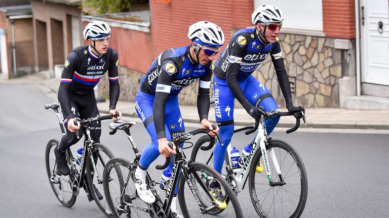 Petr Vakoc (M.) muss nach seinem Unfall mit Wirbelbrüchen ins Krankenhaus.