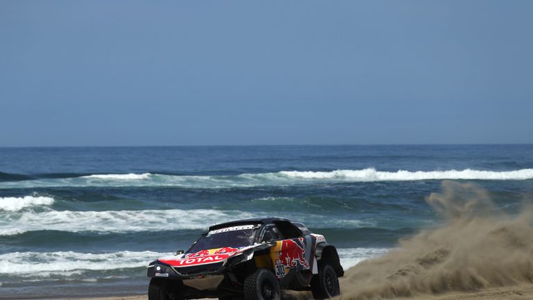 Der Spanier Carlos Sainz hat seinen ersten Tagessieg bei der diesjährigen Rallye Dakar gefeiert.