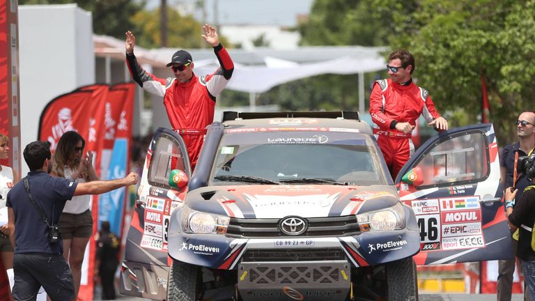 Der Portugiese Andre Villas-Boas (r.) und sein Co-Pilot Ruben Faria beim Start der Rallye Dakar 2018.