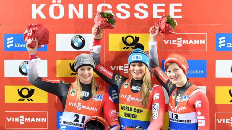 Nach den Herren-Doppelsitzer schafften auch die deutschen Rodlerinnen einen Dreifacherfolg: (von links) Dajana Eitberger, Natalie Geisenberger und Jessica Tiebel.