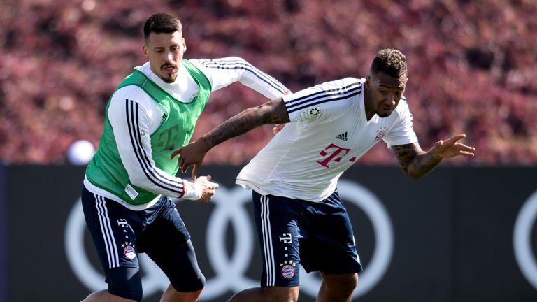 Sandro Wagner (l., im Duell mit Jerome Boateng) bereitet sich mit den Bayern in Doha auf die Rückrunde vor.
