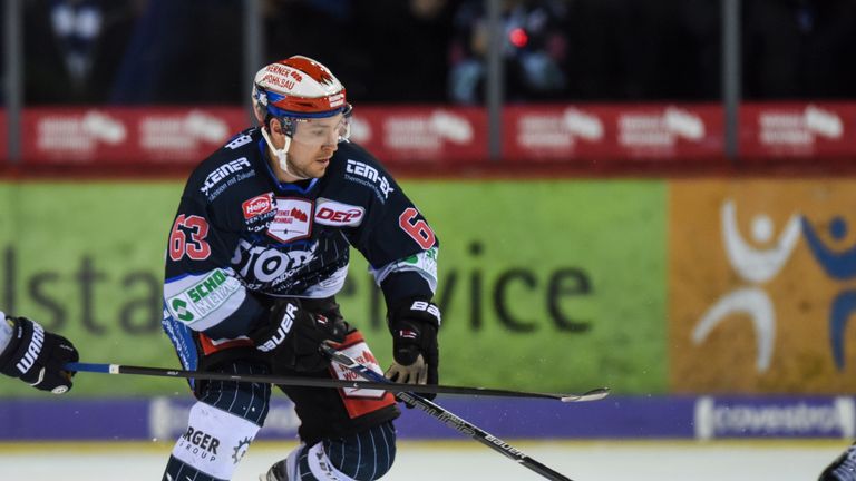 Markus Poukkula erzielt das dritte Schwenninger Tor gegen Augsburg.