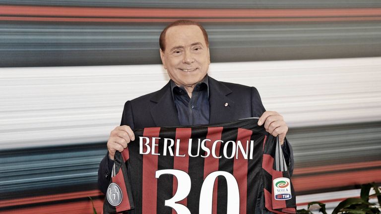 Der langjährige Eigentümer Silvio Berlusconi gerät wegen des Verdachts der Geldwäsche beim Verkauf des AC Milan offenbar unter Druck.