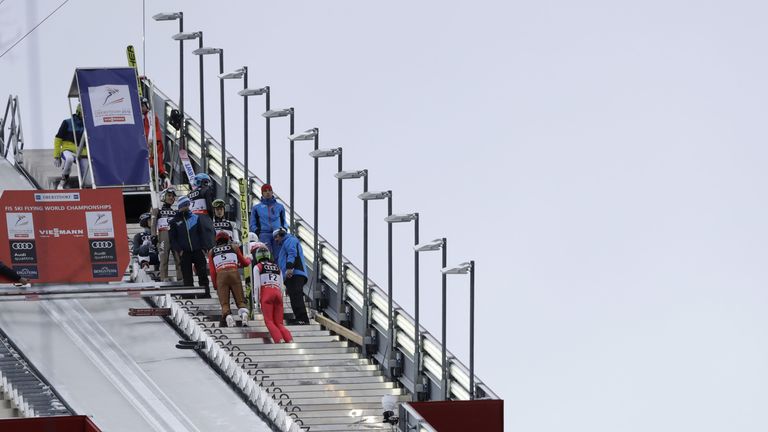 Die Qualifikation der Skiflug-WM musste wegen starker Winde abgesagt werden.