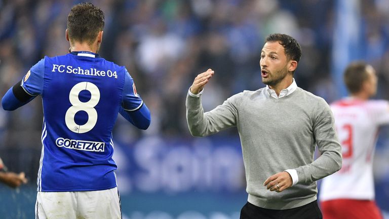 Domenico Tedesco (r.) und Leon Goretzka arbeiten seit dieser Saison gemeinsam auf Schalke.