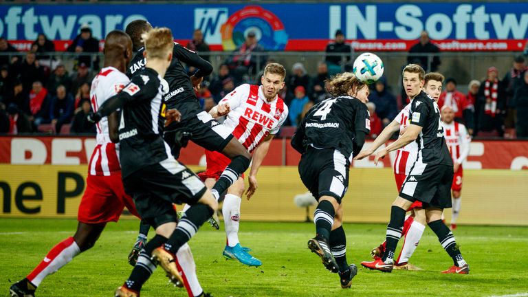 Mit Köpfchen ins Glück: Simon Terodde trifft in der 95. Minute zum 2:1.
