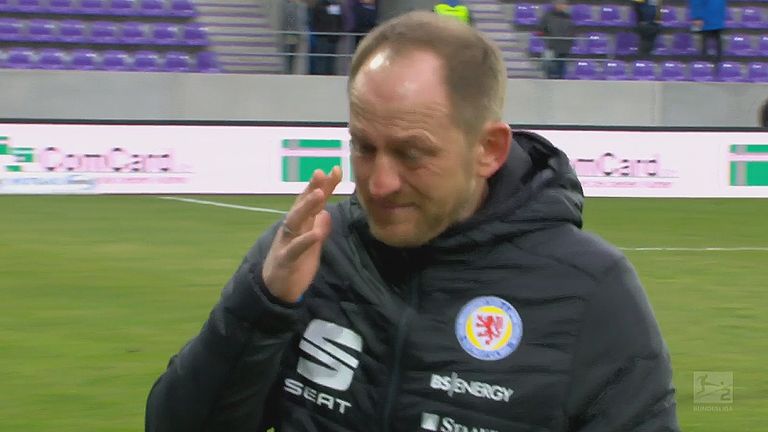 Torsten Lieberknecht verlässt unter Tränen den Platz.