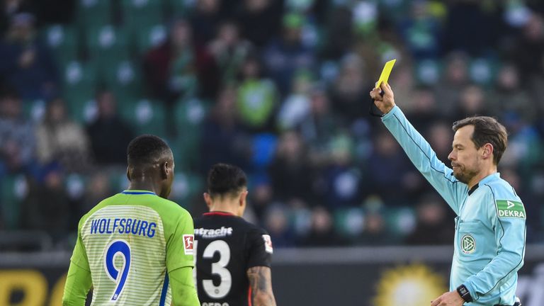 Wolfsburgs Youngster Landry Dimata sieht gelb-rot.