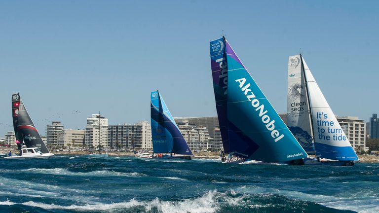 Die vierte Etappe der Hochseeregatta Volvo Ocean Race ist von einem Todesfall überschattet worden.