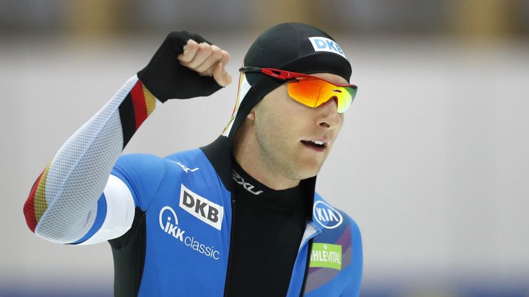 Eisschnellläufer Nico Ihle freut sich über die Bronzemedaille bei der EM im russischen Kolomna.