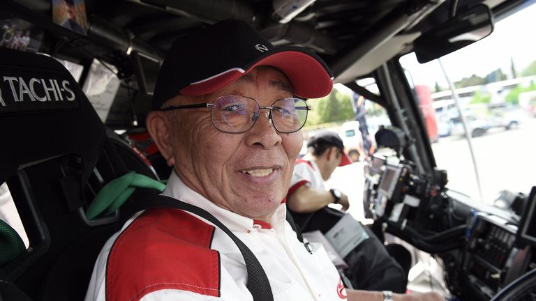 Das Alter spielt keine Rolle: Sugawara steuert einen tonnenschweren Renntruck durch die Rallye Dakar - mit 76 Jahren. 