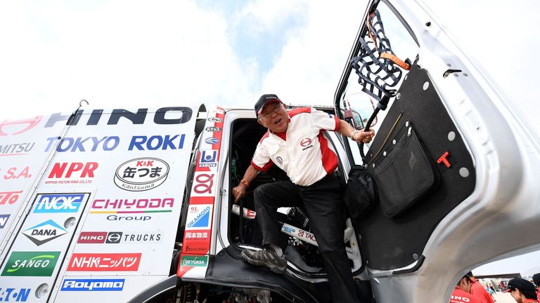 Auch mit 76 Jahren steigt Sugawara ohne Probleme aus dem Truck aus. 