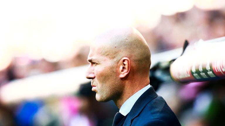 Ein möglicher Wechsel von Zinedine Zidane zu Paris Saint Germain steht im Raum.