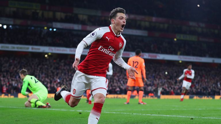 Mesut Özil trägt seit 2013 das Trikot von Arsenal London.