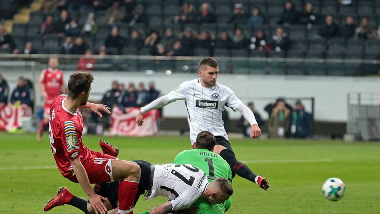 Das 1:0 für Eintracht Frankfurt geht klar auf die Kappe von Mainz-Keeper Rene Adler.