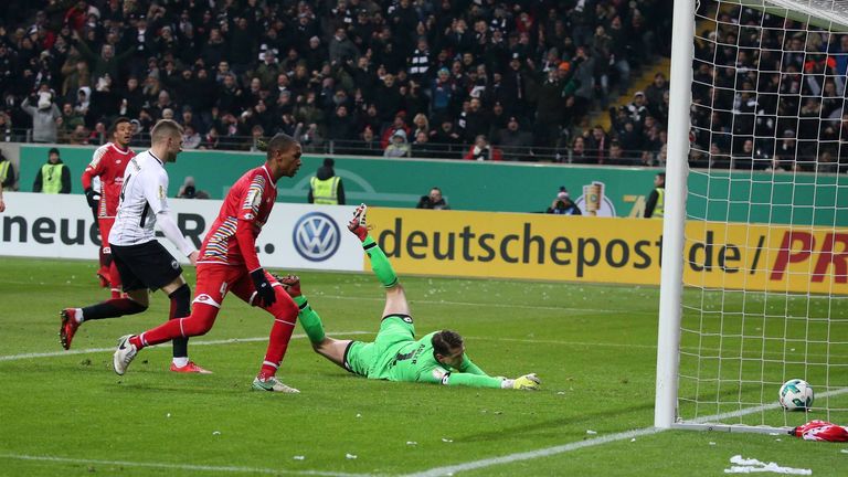 Frankfurts Ante Rebic schiebt den Ball nach Fehler von Rene Adler ins leere Tor.