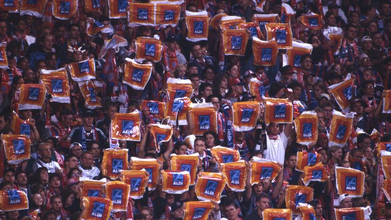 Im Jahr 1997 sorgen Fans des FC Bayern mit Aldi-Tüten für einen Skandal.