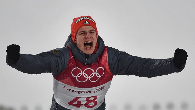 Andreas Wellinger jubelt über seine Goldmedaille von der Normalschanze.