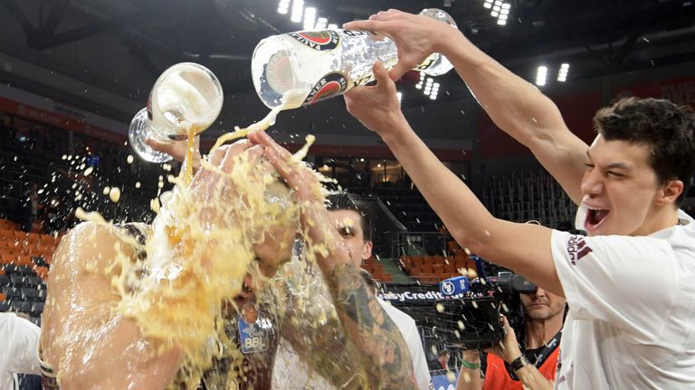 Die Spieler von Bayern München feiern den ersten Pokalsieg nach 50 Jahren ausgiebig mit einer Bierdusche.