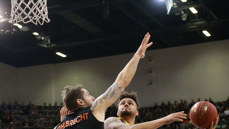 Malik Wilker (r.) und seine Kollegen dominierten im Nachholspiel Ulm rund um Tim Phölbrecht nach Belieben. 