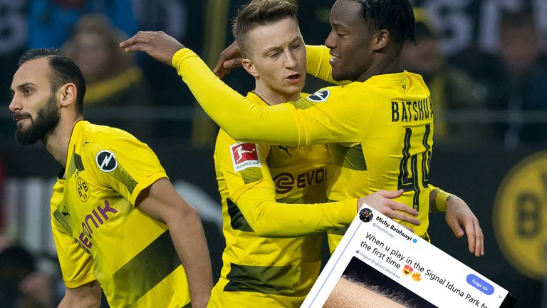 Michy Batshuayi (r.) zeigt sich von der Stimmung im Signal Iduna Park begeistert.