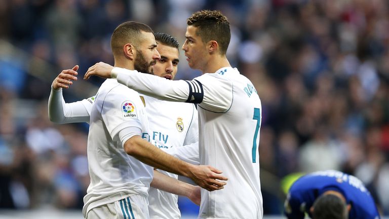 Cristiano Ronaldo (r.) und Karim Benzema (l.) jubeln über ihre Treffer gegen Alaves.