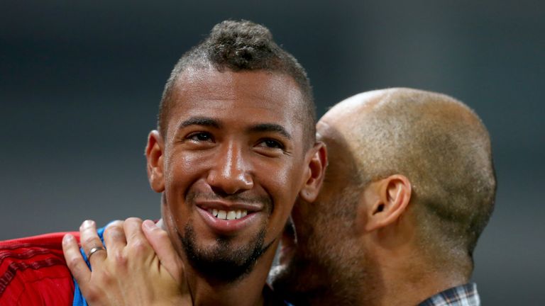 Jerome Boateng (l.) schwärmt immer noch von Ex-Trainer Pep Guardiola (r.).
