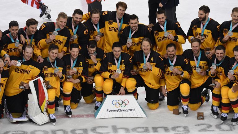Schon kurz nach dem Spiel freut sich die deutsche Eishockey-Nationalmannschaft auch über die Silbermedaille.