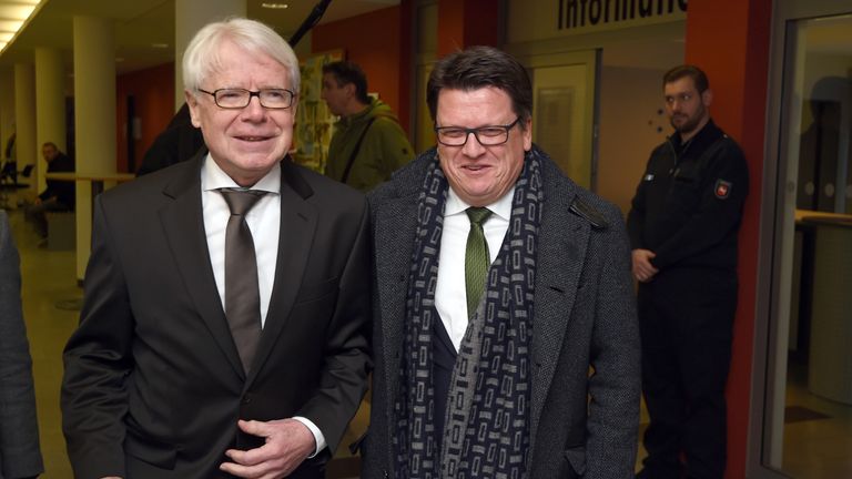 DFL-Präsident Reinhard Rauball (l.) bei den Verhandlungen in Bremen.