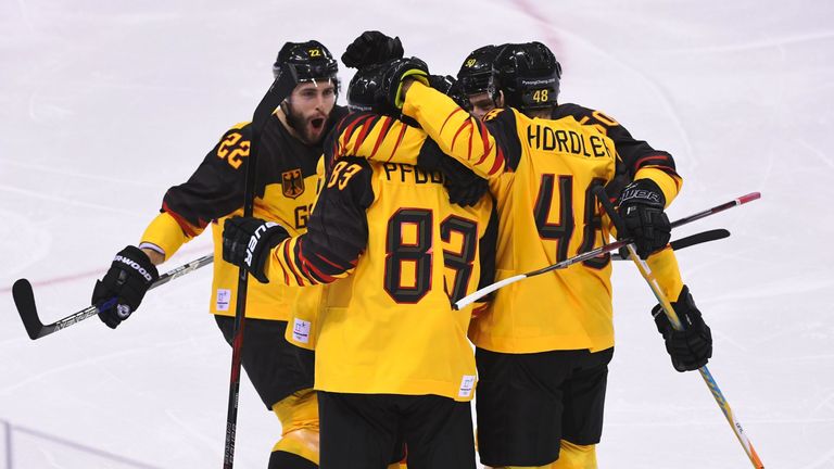 Leo Pföderl schob den Puck zum 1:0 gegen die Schweiz ins Tor.