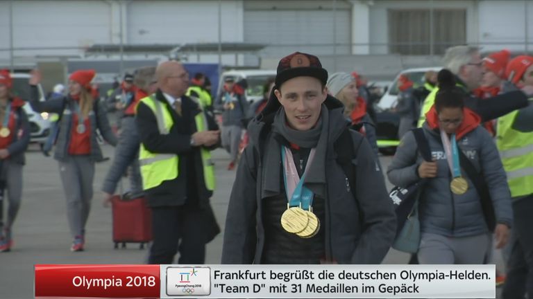 Zweimal Gold, einmal Bronze: Kombinierer Eric Frenzel präsentiert seine olympischen Medaillen. 