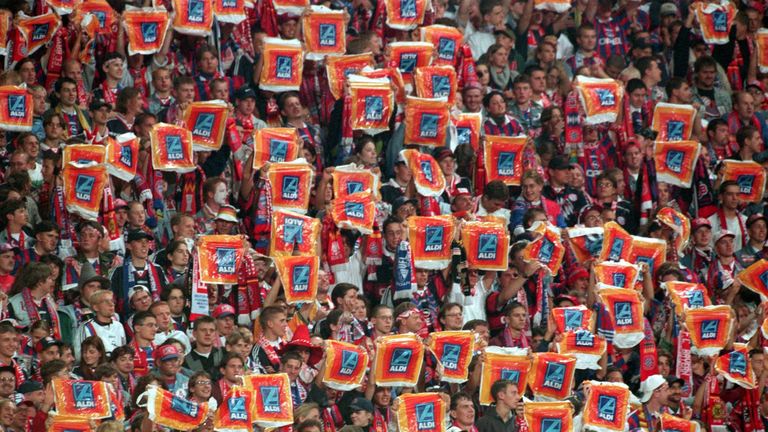 Bayern-Fans "grüßen" am 17.9.1997 in der Südkurve des Münchner Olympiastadions die Besiktas-Fans, indem sie Aldi-Tüten in die Höhe halten. 