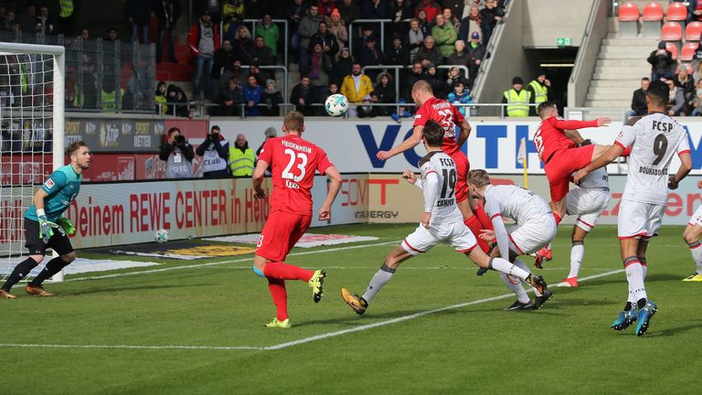 Heidenheims Timo Beermann köpft zum 1:1 ein.