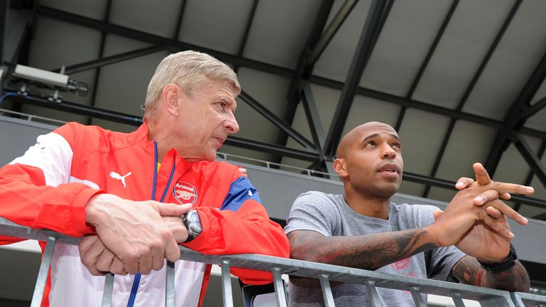 Thierry Henry (r.) bringt sich als Nachfolger von Arsene Wenger ins Gespräch.
