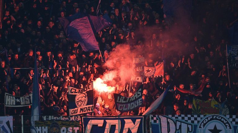 Die HSV-Anhänger zündeln in Bremen - zwischenzeitlich wurde sogar ein Spielabbruch in Erwägung gezogen.