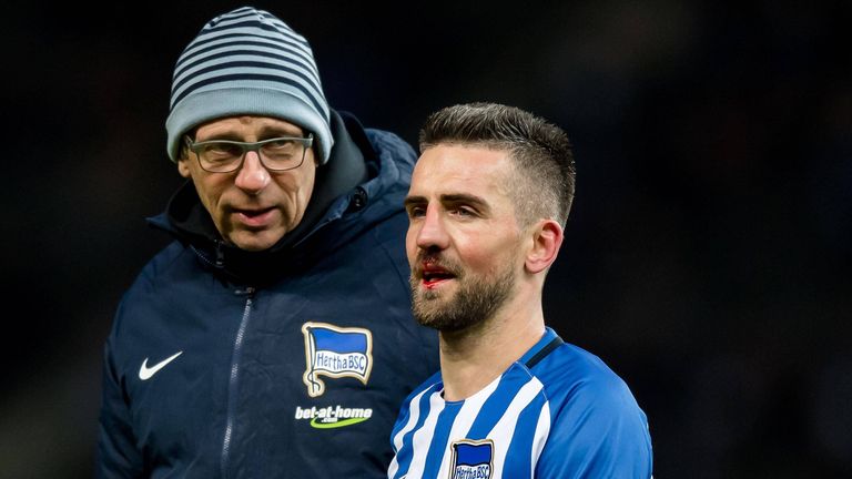 Vedad Ibisevic kann gegen Mainz nach einem Zusammenprall nicht mehr weiterspielen.