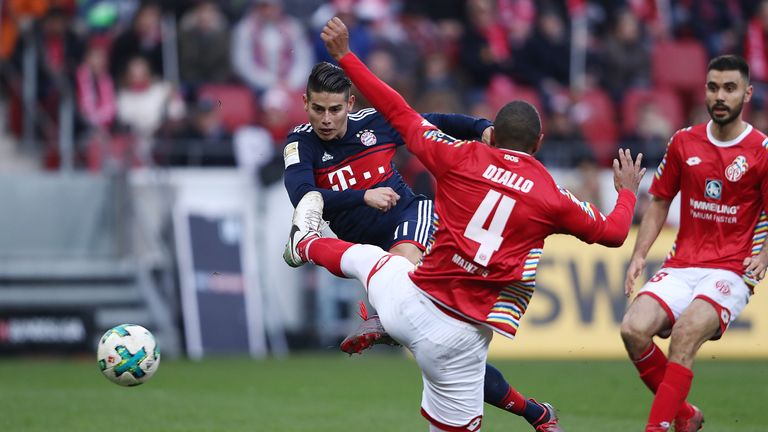 Bayerns James Rodriguez trifft sehenswert zum 2:0 gegen Mainz 05.
