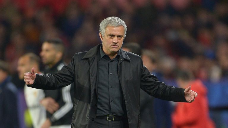 United-Trainer Jose Mourinho wird von Ewald Lienen scharf kritisiert.