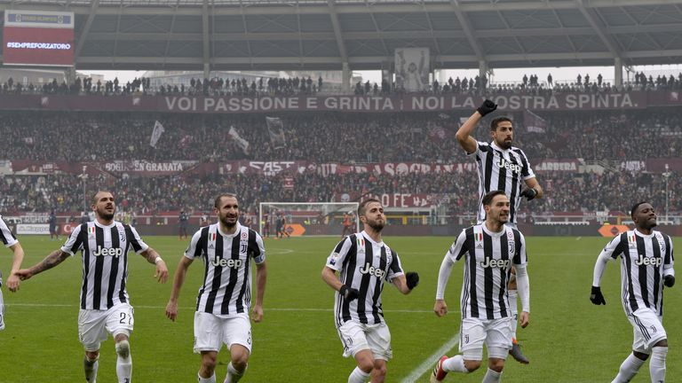Sami Khedira (oben) und Juventus Turin erzielten in der Gruppenphase 'nur' sieben Treffer - italienische Effektive wie aus dem Lehrbuch. Nach einem furiosen Start gegen Tottenham kassierte die Alte Dame noch das 2:2 - keine richtig gute Ausgangsposition.