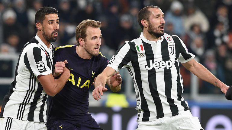 Tottenhams Superstar Harry Kane (M.) traf im Hinspiel bei Juventus trotz permanenter Doppeldeckung. Der 24-jährige Engländer trifft nicht nur in der Premier League wie er will (23 Tore), sondern auch in der Königsklasse (sieben Tore).