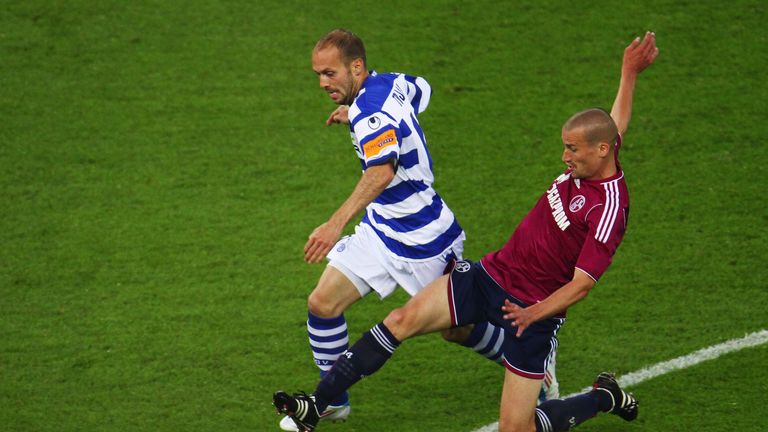 Peer Kluge grätscht den Ex-Schalker Filip Trojan ab.