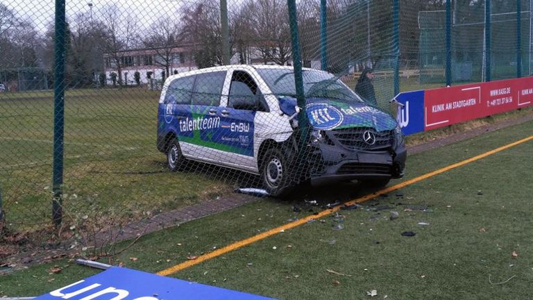 Unbekannte fahren einen Kleinbus auf dem Trainingsplatz des KSC in einen Zaun. (Quelle: twitter.com/Polizei_KA)