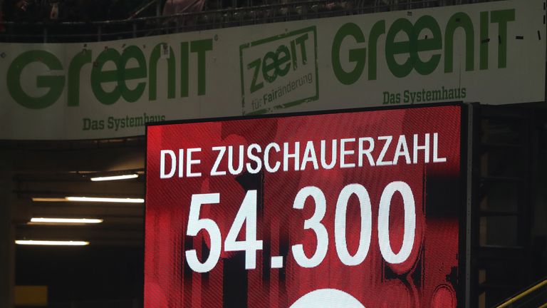 Nur 54.300 Zuschauer finden am Montagabend den Weg in den Dortmunder Signal Iduna Park. 