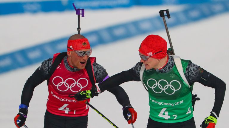 Erik Lesser übergibt an Benedikt Doll (r.).