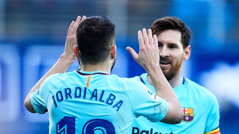Jordi Alba und der FC Barcelona feiern einen Sieg bei Eibar.