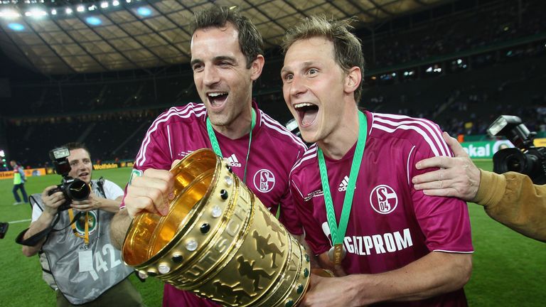 Christoph Metzelder (l.) und Benedikt Höwedes (r.) mit dem Pott.